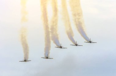 Savaş uçağı uçak grup beyaz bir mavi gökyüzü karşı duman izi ile