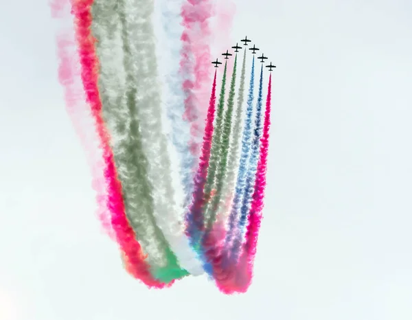 空を背景にカラフルな煙のトレースとジェット戦闘機のグループ — ストック写真