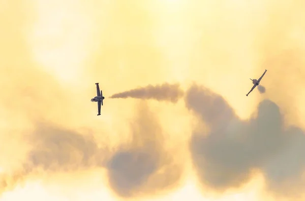 Grupo de aviones de combate con un rastro de humo blanco contra un cielo azul — Foto de Stock