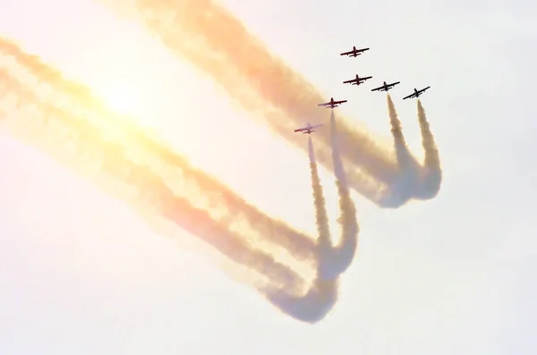 Група винищувачів реактивного літака зі слідом білого диму на блакитне небо — стокове фото