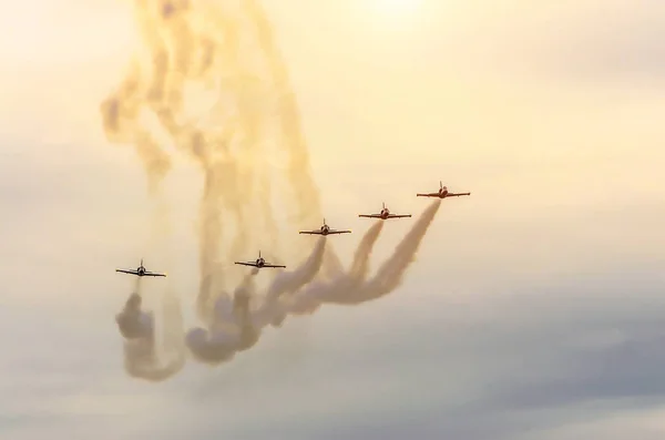Skupina letadlo stíhačce s nádechem bílého kouře proti modré obloze — Stock fotografie