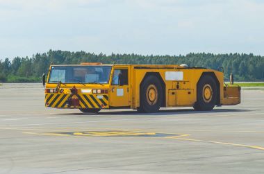 Aerodrome traktör havaalanında direksiyon yolları boyunca sürüş