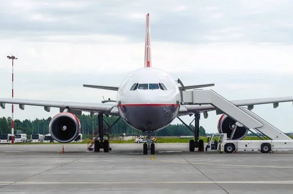 Επιβατικό αεροπλάνο για τη στάθμευση στο αεροδρόμιο με μια μύτη μπροστά και ένα διάδρομο — Φωτογραφία Αρχείου