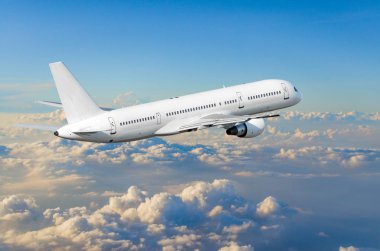 Bulutların üzerinde gökyüzünde uçak uçuş yolculuk güneş yüksekliği