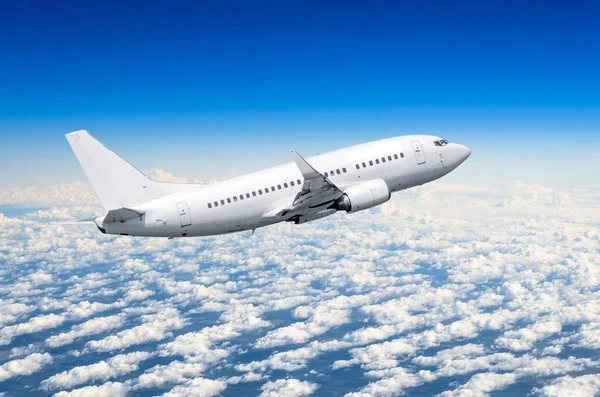 Bulutların üzerinde gökyüzünde uçak uçuş yolculuk güneş yüksekliği