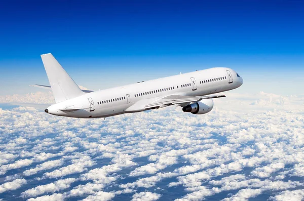 Bulutların üzerinde gökyüzünde uçak uçuş yolculuk güneş yüksekliği