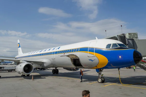 Airbus A321 retro üniforma Lufthansa. Rusya. Saint-Petersburg. 10 Ağustos 2017