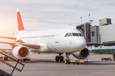 Havaalanında, hizmet yükleme zamanında terminalinde teletrap adlı yolcu uçak