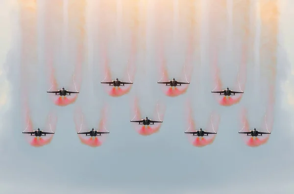 Девять истребителей летят с красным дымом — стоковое фото