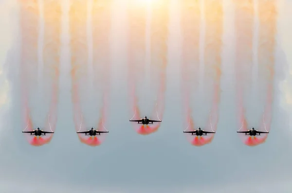 5 戦闘機飛ぶ赤い煙と共に — ストック写真