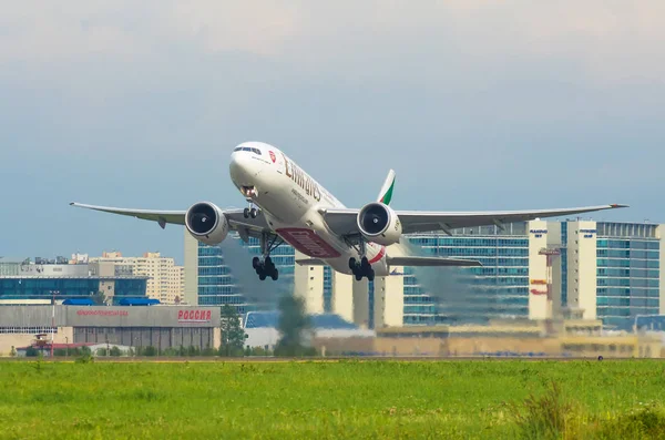 Boeing 777-200 Arsenal da Emirates. A Rússia. São Petersburgo. 10 de agosto de 2017 — Fotografia de Stock