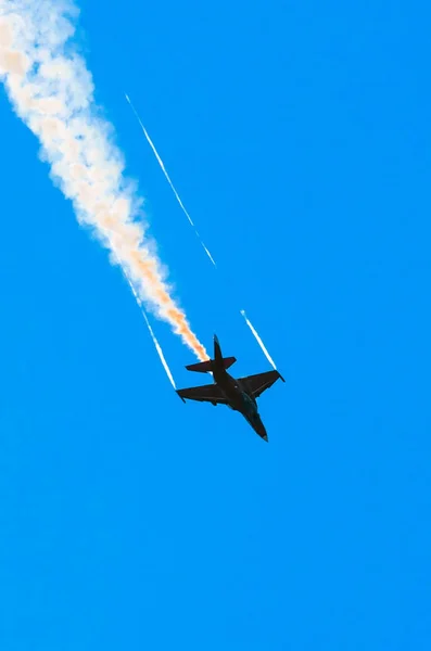 푸른 하늘 공중 곡예에 연기에서 전투기 파리 — 스톡 사진