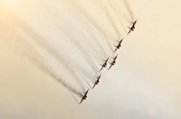 Groep van fighter vliegtuigen vliegen een spoor van zwarte rook en vortex — Stockfoto