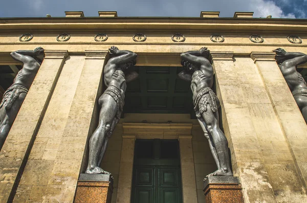 Las antiguas estatuas de Atlantes en San Petersburgo — Foto de Stock