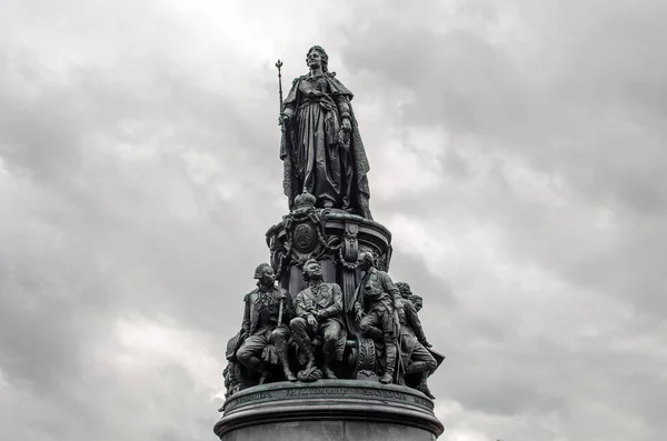 Пам'ятник Катерини у Петербурзі проти сірих хмарного неба — стокове фото