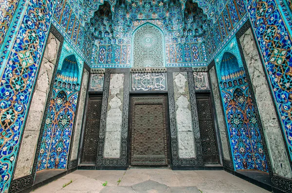 L'arco della moschea in toni blu è realizzato dal mosaico della religione islamica — Foto Stock