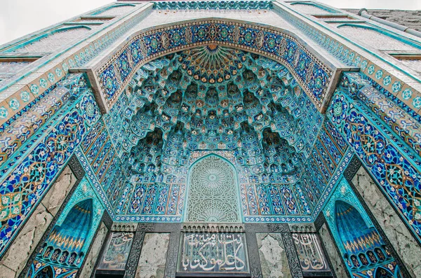 El arco de la mezquita en tonos azules está hecho del mosaico de la religión islámica — Foto de Stock