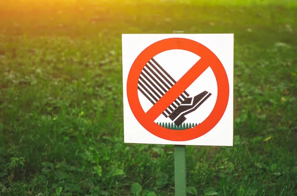 Teken bord met een teken op het gazon gaat niet — Stockfoto