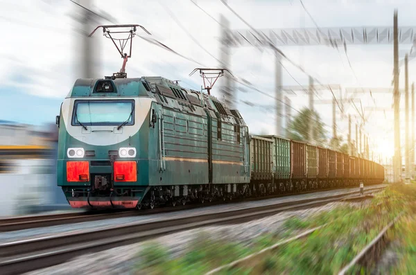 열차를 고속으로 달리는 화물 열차가 있는 기관차 전기 기관차 — 스톡 사진