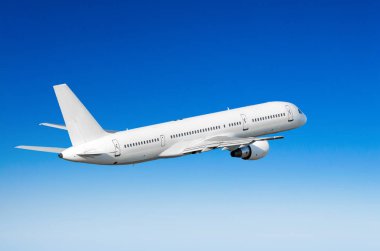 Bulutların üzerinde gökyüzünde uçak uçuş yolculuk güneş yüksekliği