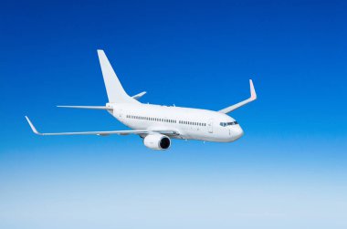 Bulutların üzerinde gökyüzünde uçak uçuş yolculuk güneş yüksekliği