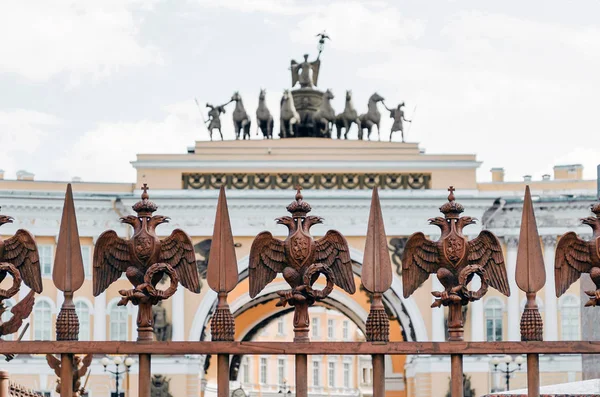 Alexandria, üzerinde Palace Square içinde St. Petersburg ayağı etrafında çit üzerinde iki başlı kartal
