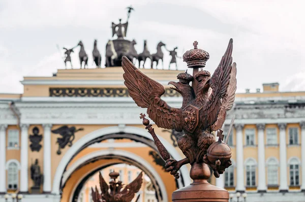 Alexandria, üzerinde Palace Square içinde St. Petersburg ayağı etrafında çit üzerinde iki başlı kartal