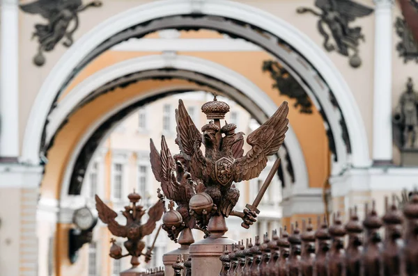 Alexandria, üzerinde Palace Square içinde St. Petersburg ayağı etrafında çit üzerinde iki başlı kartal