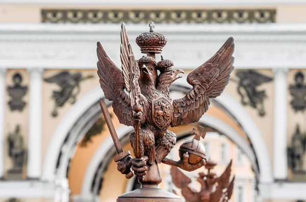 Águilas de dos cabezas en la valla alrededor del pilar de Alejandría, en la Plaza del Palacio en San Petersburgo — Foto de Stock