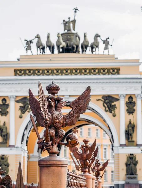 Aquile a due teste sulla recinzione intorno al pilastro di Alessandria, in Piazza del Palazzo A San Pietroburgo — Foto Stock