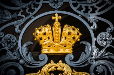 Antika metal dövme ile Rus İmparatorluğu'nun altın taç