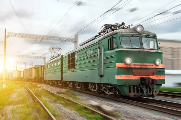 Demiryolu ile yüksek hızda giden bir yük treniyle lokomotif elektriği — Stok fotoğraf
