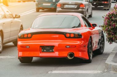 Kırmızı araba sokak, arka görünüm üzerinde park