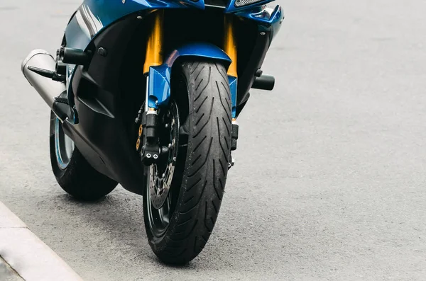 Motocicleta estacionada en la carretera asfaltada —  Fotos de Stock