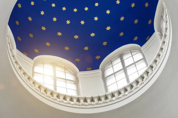 Die Kuppel von innen mit den Sternen, das Licht durch die Fenster. — Stockfoto