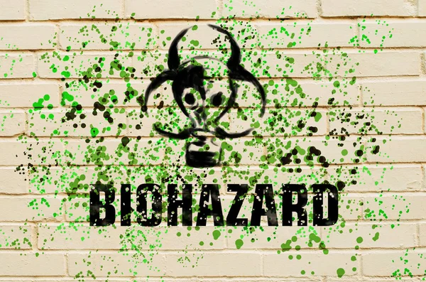 Biohazard teken in de vorm van een gas masker aan de muur met groene spetter — Stockfoto