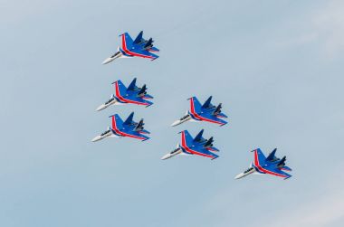Rus Knights gösteri uçuşlar. Rusya, Moskova, Havaalanı Zhukovsky. 22 Temmuz 2017