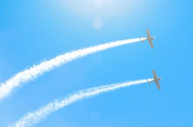 Işık motoru uçak ile mavi gökyüzü güneş ışığı ve parlamayı grupta beyaz duman sinek iz