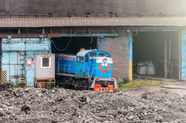 Fabrika kapısında lokomotif traktör