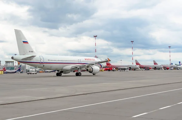 Airbus a320 Росія, аеропорт "Пулково", Санкт-Петербург Росія 10 серпня 2017 — стокове фото