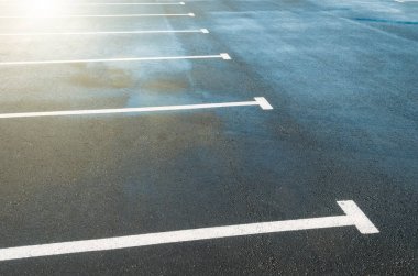 Beyaz çizgilerle işaretlenmiş bir park yerinde Park tezgahları