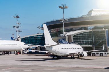 Yolcu uçak uçuş için bekleyen uçak bileti, uçak bileti duruyor