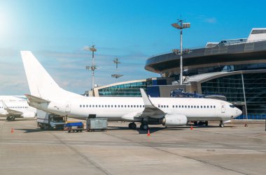 Yolcu uçak uçuş için bekleyen uçak bileti, uçak bileti duruyor