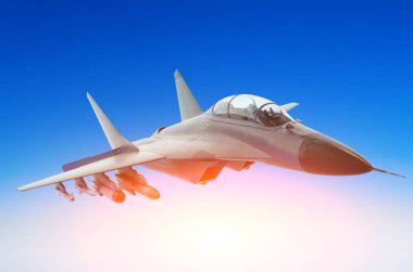 Aşağıdan bir arka ışık ile mavi gökyüzü karşı askeri avcı