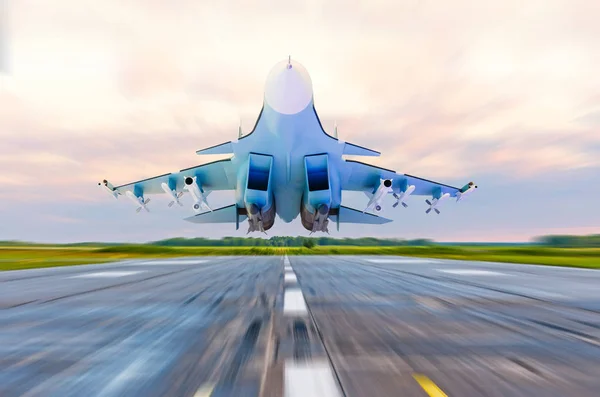 Avión de combate militar vuela a alta velocidad sobre la pista de rodaje en el aeropuerto — Foto de Stock