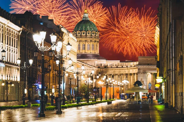 Kazan Cattedrale e Nevsky Prospect di notte luci vecchie case fuochi d'artificio sullo sfondo a San Pietroburgo — Foto Stock