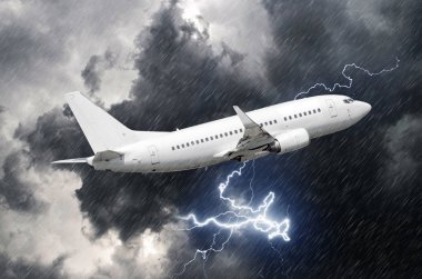 Yağmur, fırtına fırtına yıldırım çarpması sırasında beyaz yolcu uçak çıkartıyor