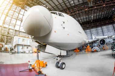 Jak ayakları üzerinde ile bir hangarda uçak uçak