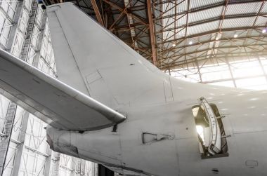 Kuyruk Servisi hangarda uçak