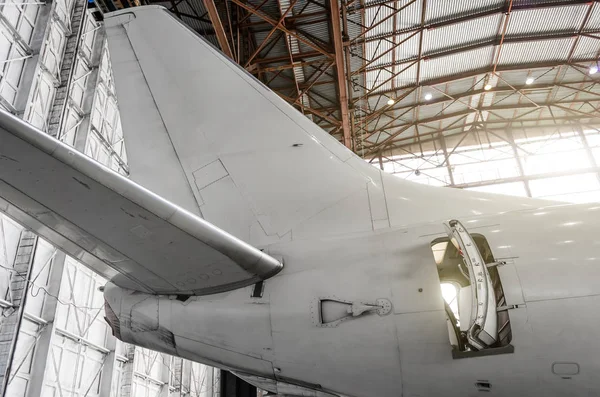 Aircraft in the hangar at the tail service — Stock Photo, Image